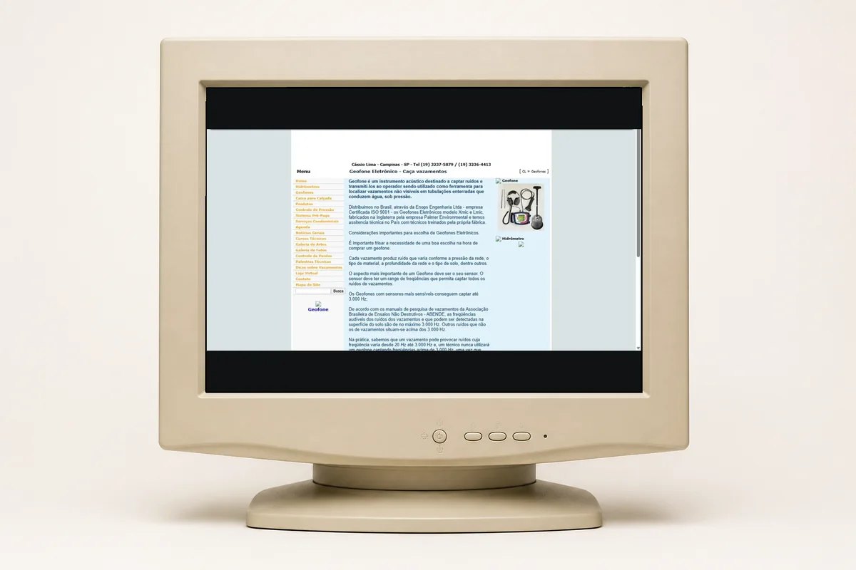 Página de geofones do site Cássio Lima de 2007 exibida em monitor CRT