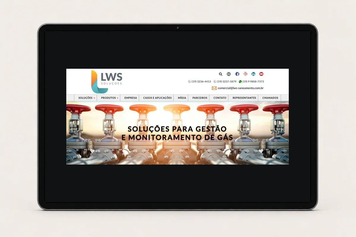 Site atual da LWS Soluções apresentado em tablet, com produtos, serviços e aplicações